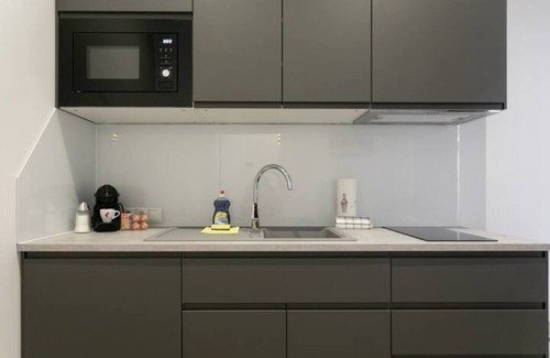 Funfhaus Apartment | Convenient WF-Apartment Near Westbahnhof with Pool & Breakfast