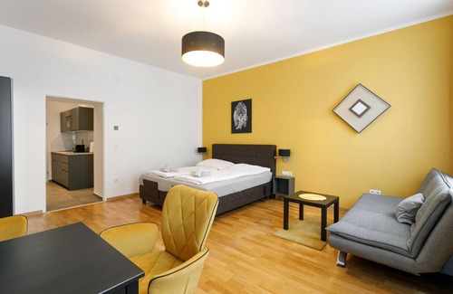 Funfhaus Apartment | Convenient WF-Apartment near Westbahnhof with Pool & Kitchen