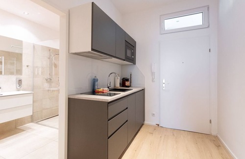 Funfhaus Apartment | Convenient WF-Apartment Near Westbahnhof with Pool Amenities