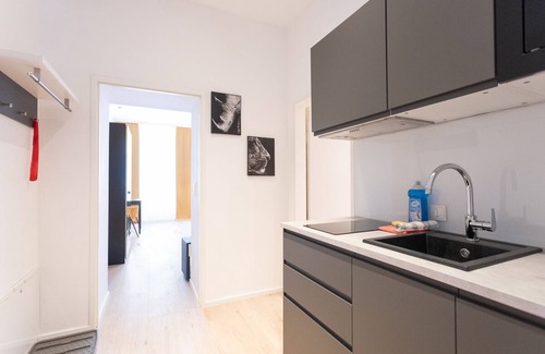 Funfhaus Apartment | Convenient WF-Apartment Near Westbahnhof with Pool Amenities