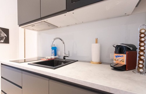 Funfhaus Apartment | Convenient WF-Apartment Near Westbahnhof with Pool Amenities