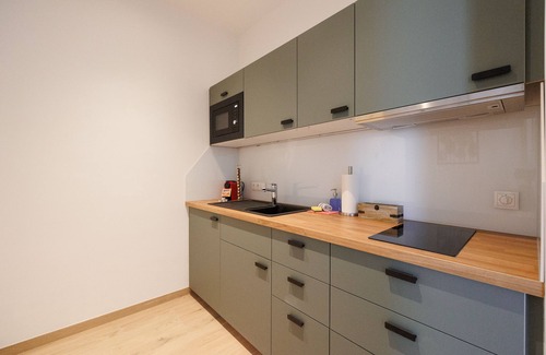 Funfhaus Apartment | Modern WF-Apartment Near Westbahnhof with Pool & Breakfast