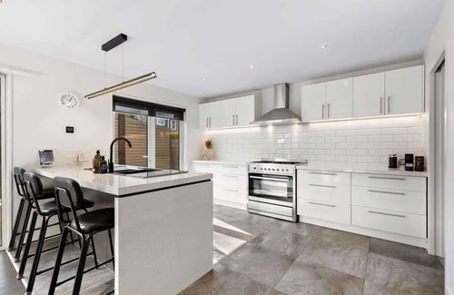 Frankton House | Top-Rated Whakatā on McBride | Ideal for Families & Close to Airport