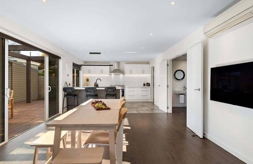 Frankton House | Top-Rated Whakatā on McBride | Ideal for Families & Close to Airport