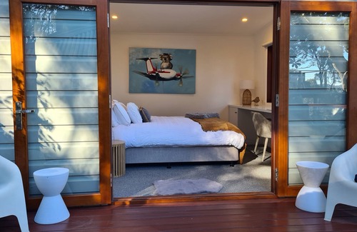 Whale Beach House | Idyllic Whale Beach Cottage with Spa & Fire Pit Retreat
