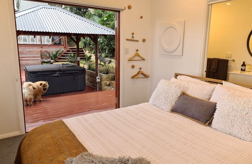 Whale Beach House | Idyllic Whale Beach Cottage with Spa & Fire Pit Retreat