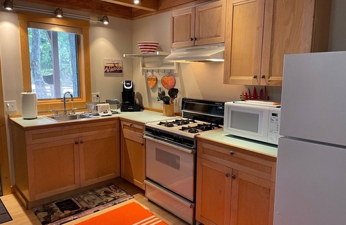 Juneau Cottage | Cozy Whale Song Cottage with Ocean Views and Spa