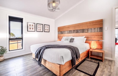 Coles Bay Apartment | Whale Watcher 1: Oceanfront Retreat with Stunning Views