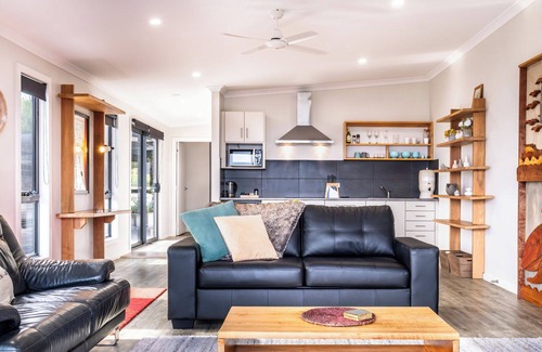 Coles Bay Apartment | Cozy Getaway Near the Beach with Free WiFi and Spa
