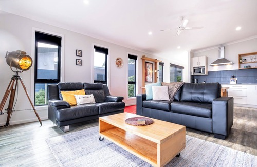 Coles Bay Apartment | Cozy Getaway Near the Beach with Free WiFi and Spa