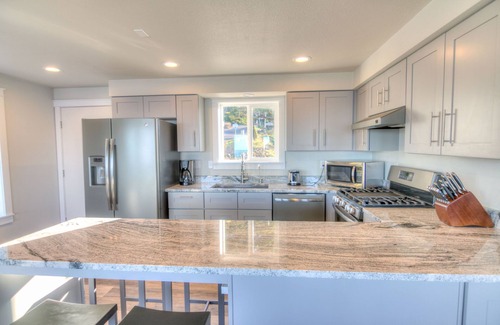 Depoe Bay Apartment | Experience Unmatched Whale Watching at Depoe Bay Studio