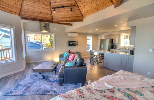 Depoe Bay Apartment | Experience Unmatched Whale Watching at Depoe Bay Studio