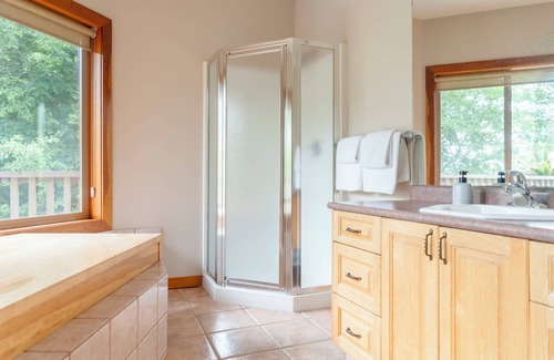 Tofino House | Ocean View Retreat at Whalers Guesthouse with Breakfast Included