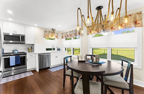 Stonington Apartment | Whaler’s Rest – Bright & Historic 2BR Flat in Stonington Borough
