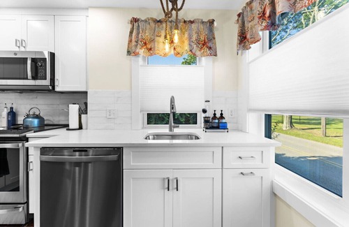 Stonington Apartment | Whaler’s Rest – Bright & Historic 2BR Flat in Stonington Borough