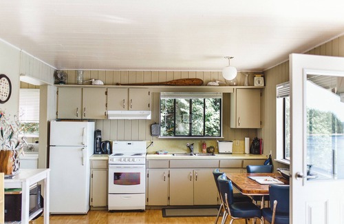 Quathiaski Cove Cottage | Experience Ocean Views and Wildlife at Your Doorstep