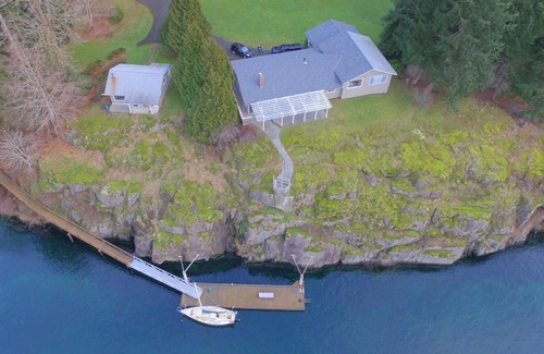 Quathiaski Cove Cottage | Experience Ocean Views and Wildlife at Your Doorstep