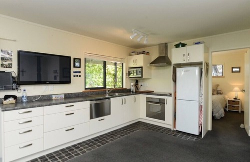 Waimarama Cottage | Cozy Whamoori Bach with Oceanfront Views at Waimarama