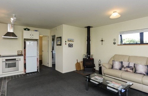 Waimarama Cottage | Cozy Whamoori Bach with Oceanfront Views at Waimarama