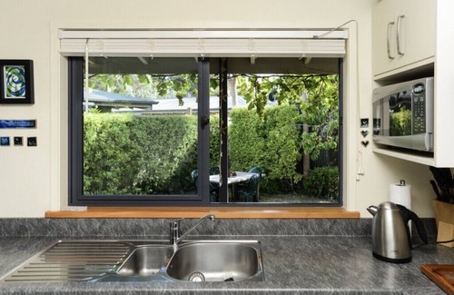 Waimarama Cottage | Cozy Whamoori Bach with Oceanfront Views at Waimarama