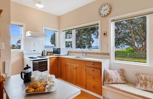Thames House | Premier Thames Holiday Home - Whare Nui on Rennie