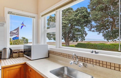 Thames House | Premier Thames Holiday Home - Whare Nui on Rennie