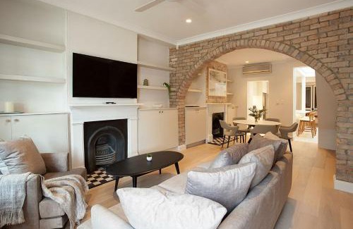 Woolloomooloo House | Inviting Wharf House Woolloomooloo with Family-Friendly Perks