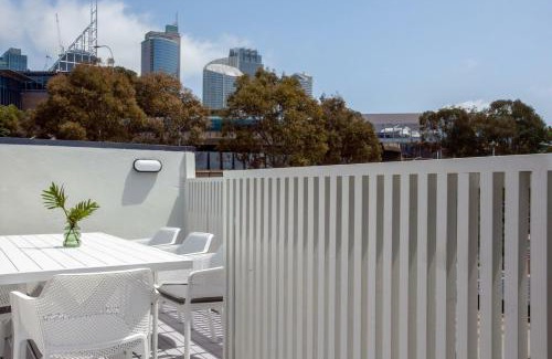Woolloomooloo House | Inviting Wharf House Woolloomooloo with Family-Friendly Perks