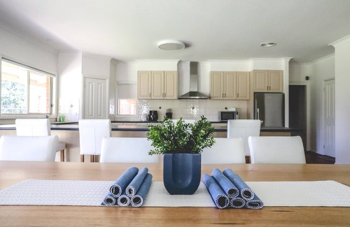 Echuca House | Wharparilla House - Echuca: Family-Friendly Beach Retreat