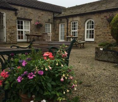 Richmond Bed & Breakfast | Eco-Friendly Whashton Springs Farmhouse B&B with Hot Tub