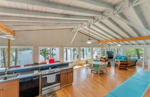 Crane Hill House | Stunning Lake View at WHAT-A-VIEW - Year-Round Getaway