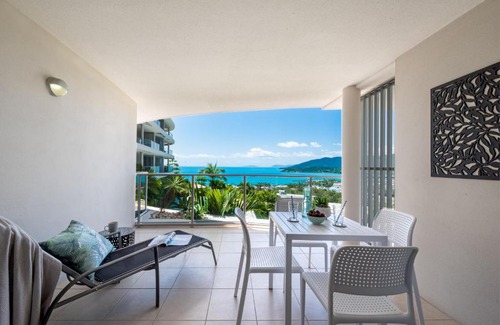 Airlie Beach Apartment | Scenic Studio with Oceanfront Pool and Breathtaking Views