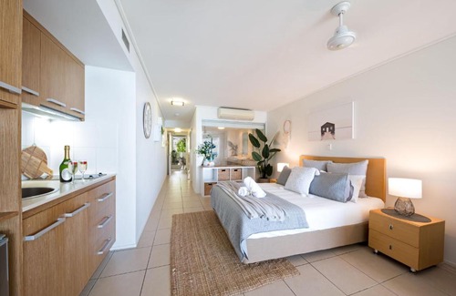 Airlie Beach Apartment | Scenic Studio with Oceanfront Pool and Breathtaking Views