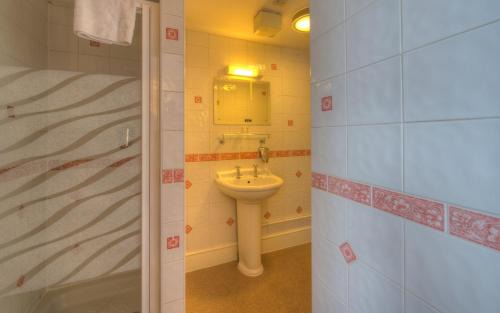 Runnymede Hotel | Welcoming Wheatsheaf Hotel with Family-Friendly Dining