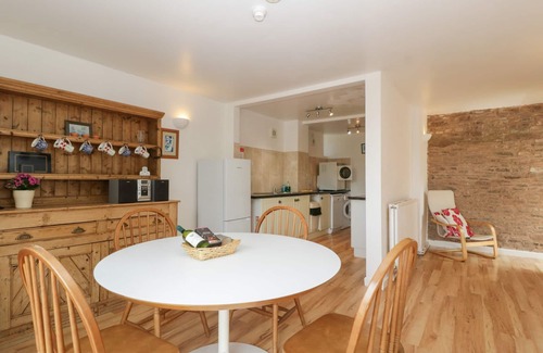 Leominster Cottage | Discover Wheelbarrow Cottage: Pet-Friendly Retreat in Leominster