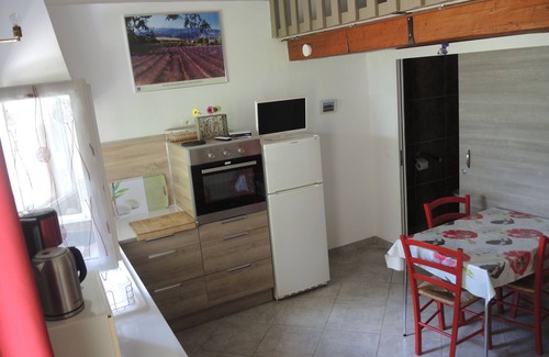 Monieux Cottage | Accessible Retreat near Mont Ventoux with Scenic Lake Views
