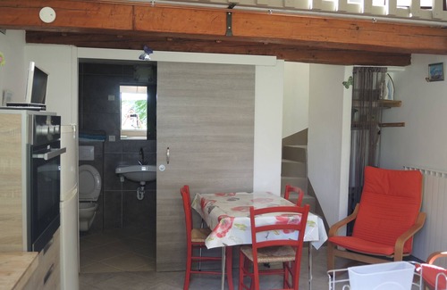 Monieux Cottage | Accessible Retreat near Mont Ventoux with Scenic Lake Views
