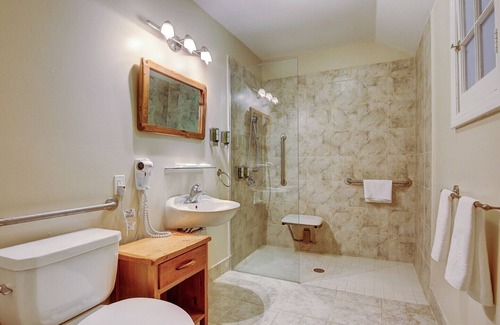 Georgina Ski Chalet | Cozy Wheelchair Accessible Chalet with Lake View Amenities