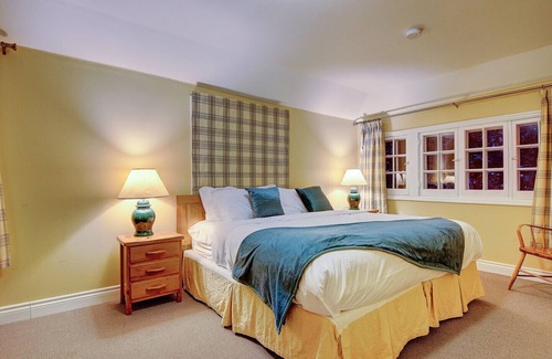 Georgina Ski Chalet | Cozy Wheelchair Accessible Chalet with Lake View Amenities