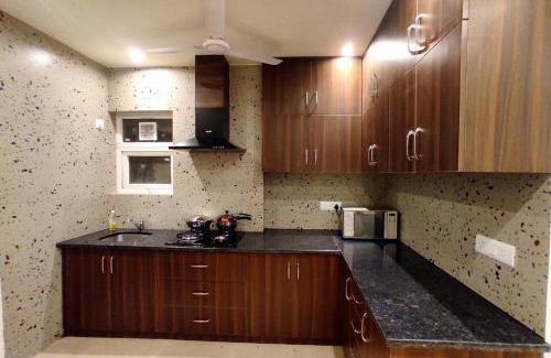 Sector 51 Apartment | Convenient Stay Near Artemis Hospital - Rated 9.8/10