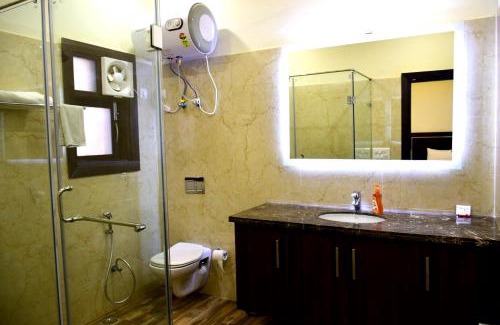 Sector 51 Apartment | Convenient Stay Near Artemis Hospital - Rated 9.8/10