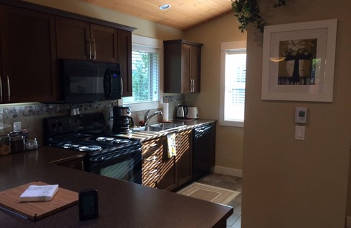 Regional District of Nanaimo Cottage | Experience Comfort at Hummingbird Cottage with Great Amenities