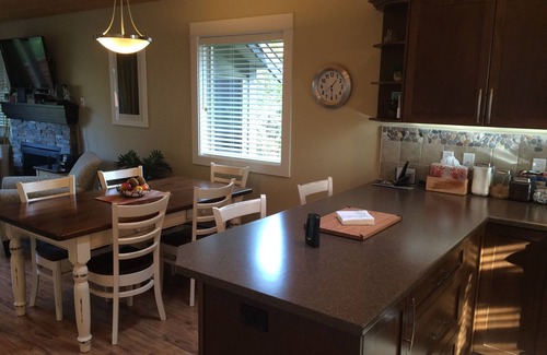 Regional District of Nanaimo Cottage | Experience Comfort at Hummingbird Cottage with Great Amenities