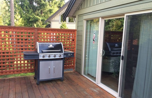 Regional District of Nanaimo Cottage | Experience Comfort at Hummingbird Cottage with Great Amenities