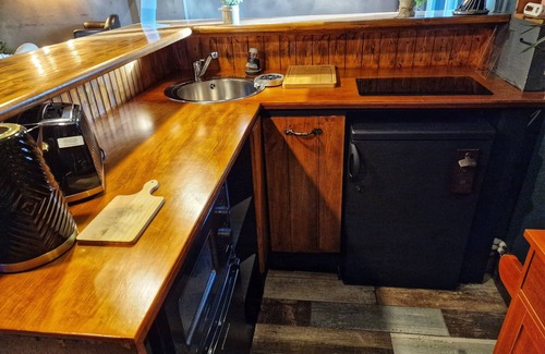Patchway Apartment | Unforgettable Stays Await: Explore Our Pub Guest House!