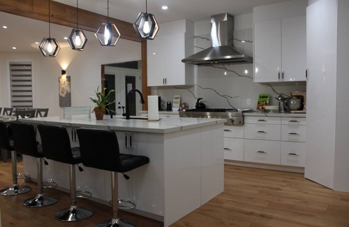 New Tecumseth House | Elegant Retreats with Pool, Spa & Pet-Friendly Amenities