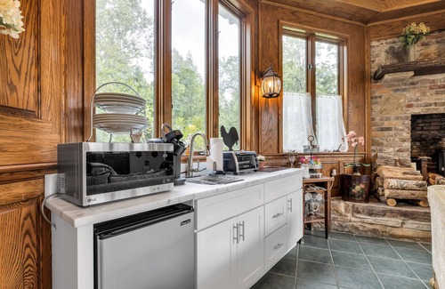 Cleveland Cottage | Discover Enchantment at Our Pet-Friendly Getaway!