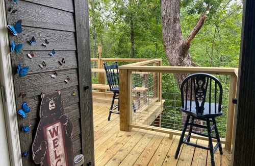 Mentone House | Riverfront Tiny Home with Kitchen & Pet-Friendly Perks