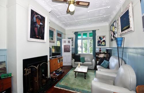 Tea Gardens House | Discover Where the River Runs: Pet & Child Friendly Retreat