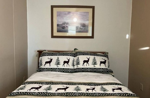 Bonesteel Hotel | Cozy Retreat at Whetstone Bay Lodge - Perfect for Couples